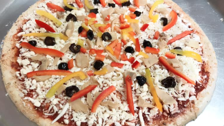 Photo of طريقة عمل البيتزا الايطالية التي يتم تقديمها في المطاعم